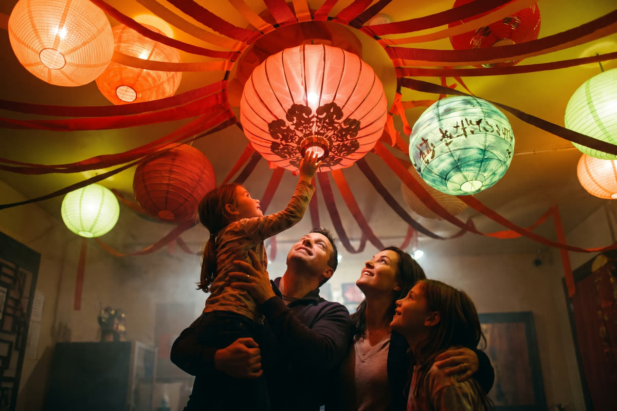 Familie mit Kindern unterwegs zum Escape Room in München