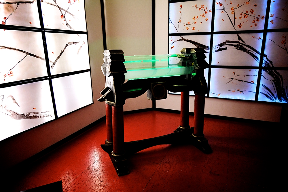 Die-chinesische-Schatulle-Exit-the-Room-Game Die chinesische Schatulle im Escape Room Holzgestell hellgrün beleuchtet