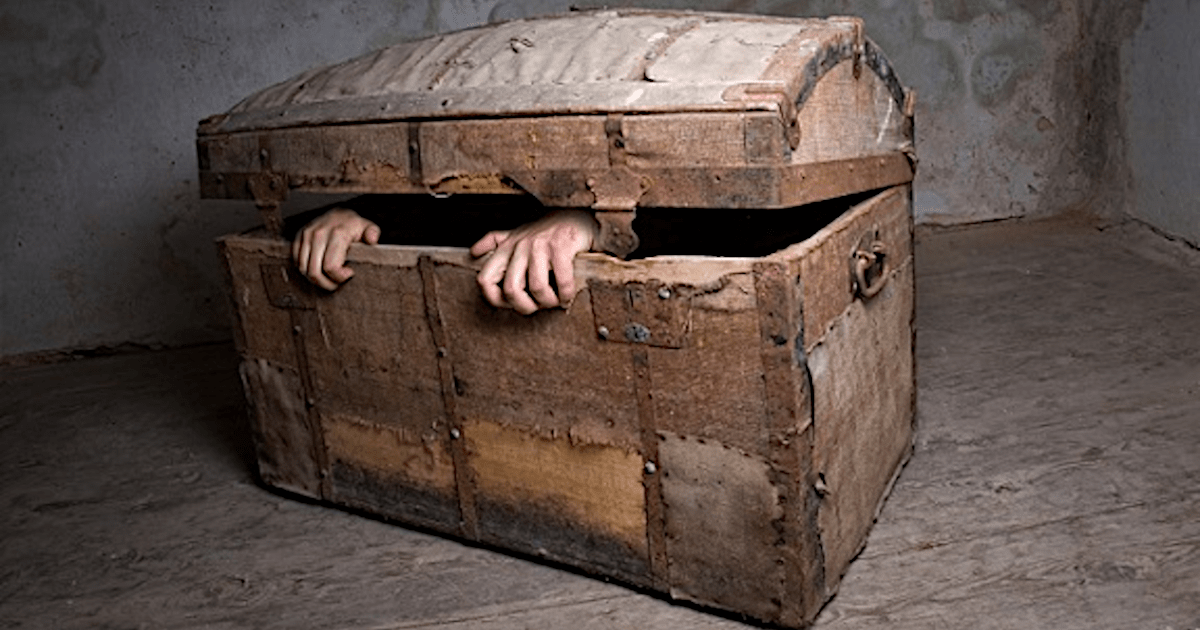 Taphephobia-05-1200x630 Raum Taphephobia - Kiste mit herausschauenden Händen