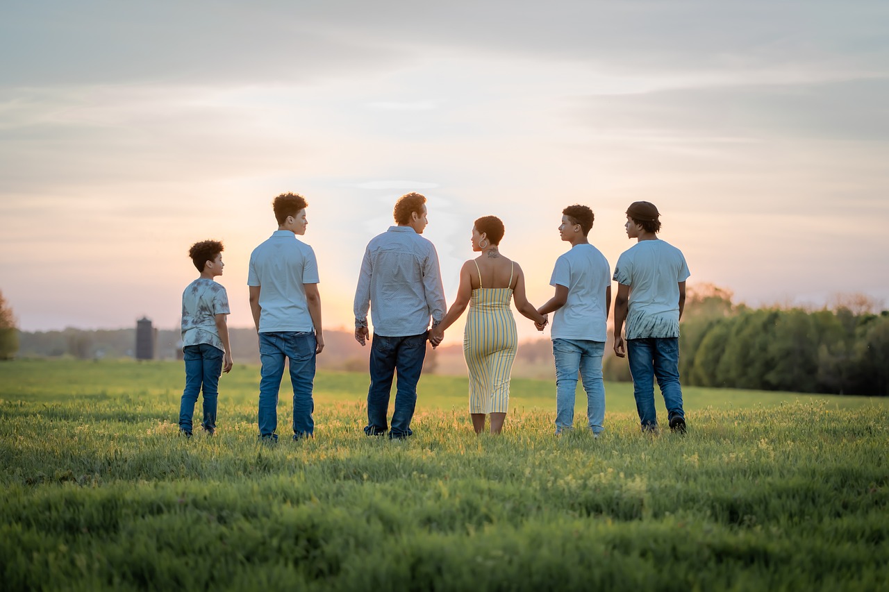 Familie im Sonnenuntergang