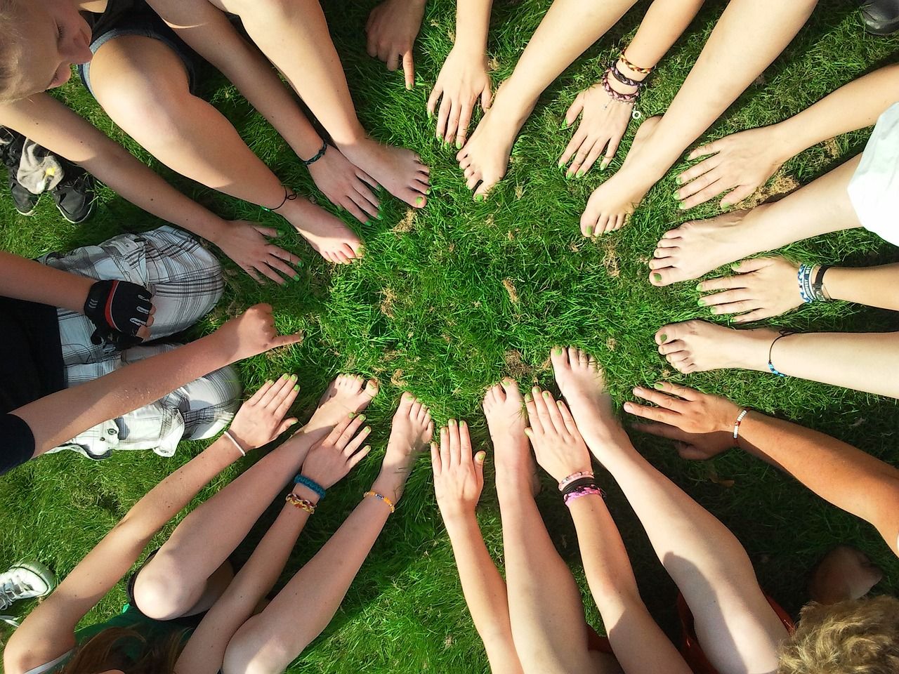 team-386673_1280_pixabay Escape Room für Vereine viele Hände im Gras